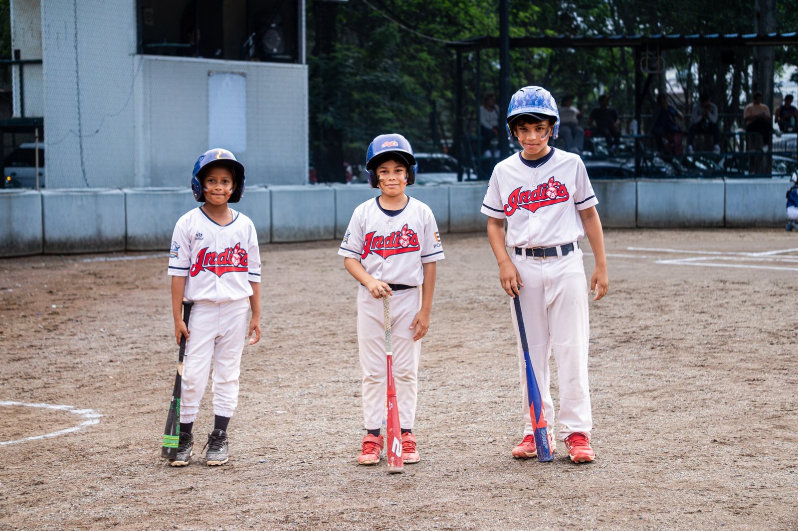 Tres peloteros de los Indios posan antes de su turno al bate. Foto: Billie Saldarreaga / Pelotón B.