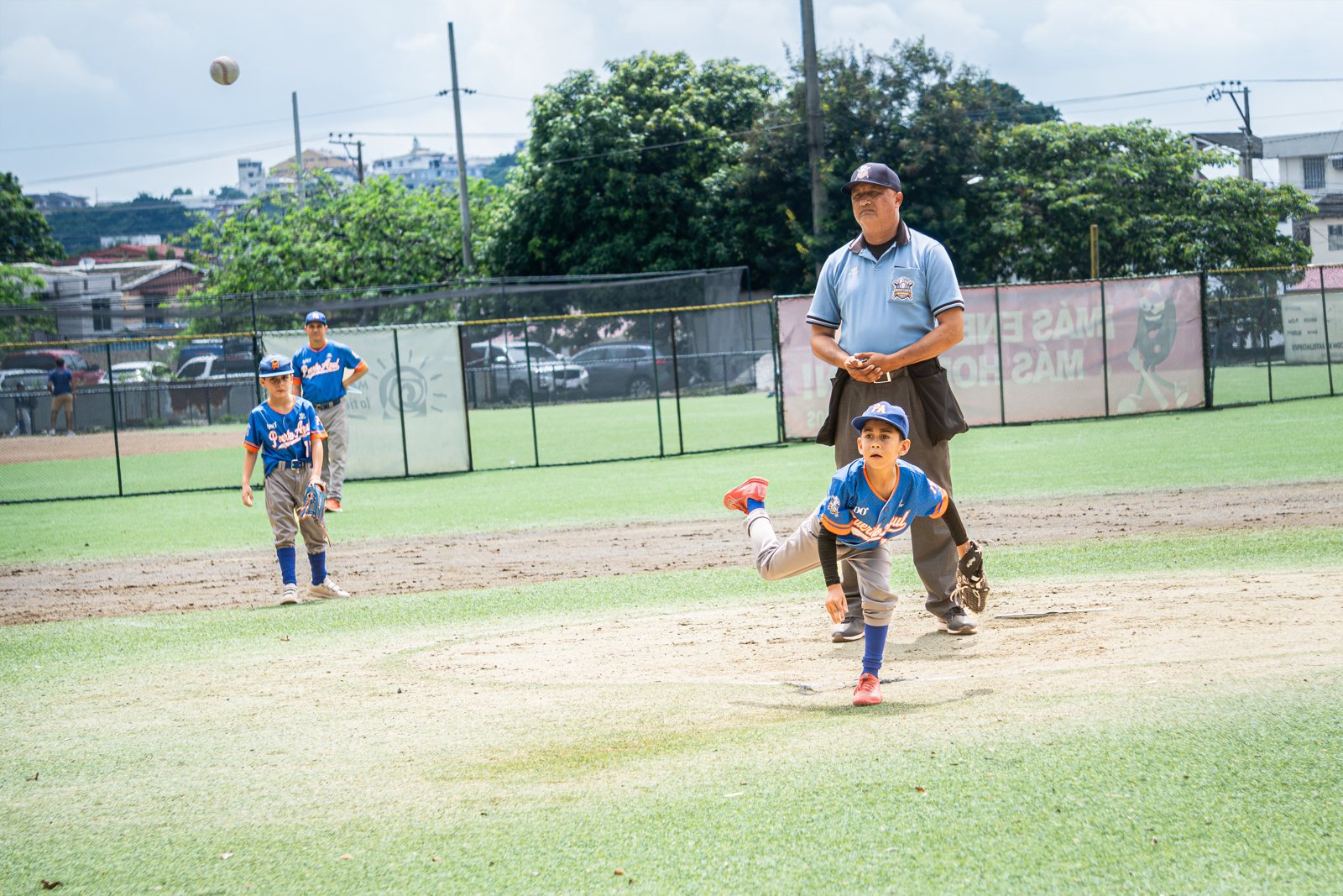 Un lanzador de Puerto Azul suelta la pelota ante la mirada del árbitro. Foto: Billie Saldarreaga / Pelotón B.