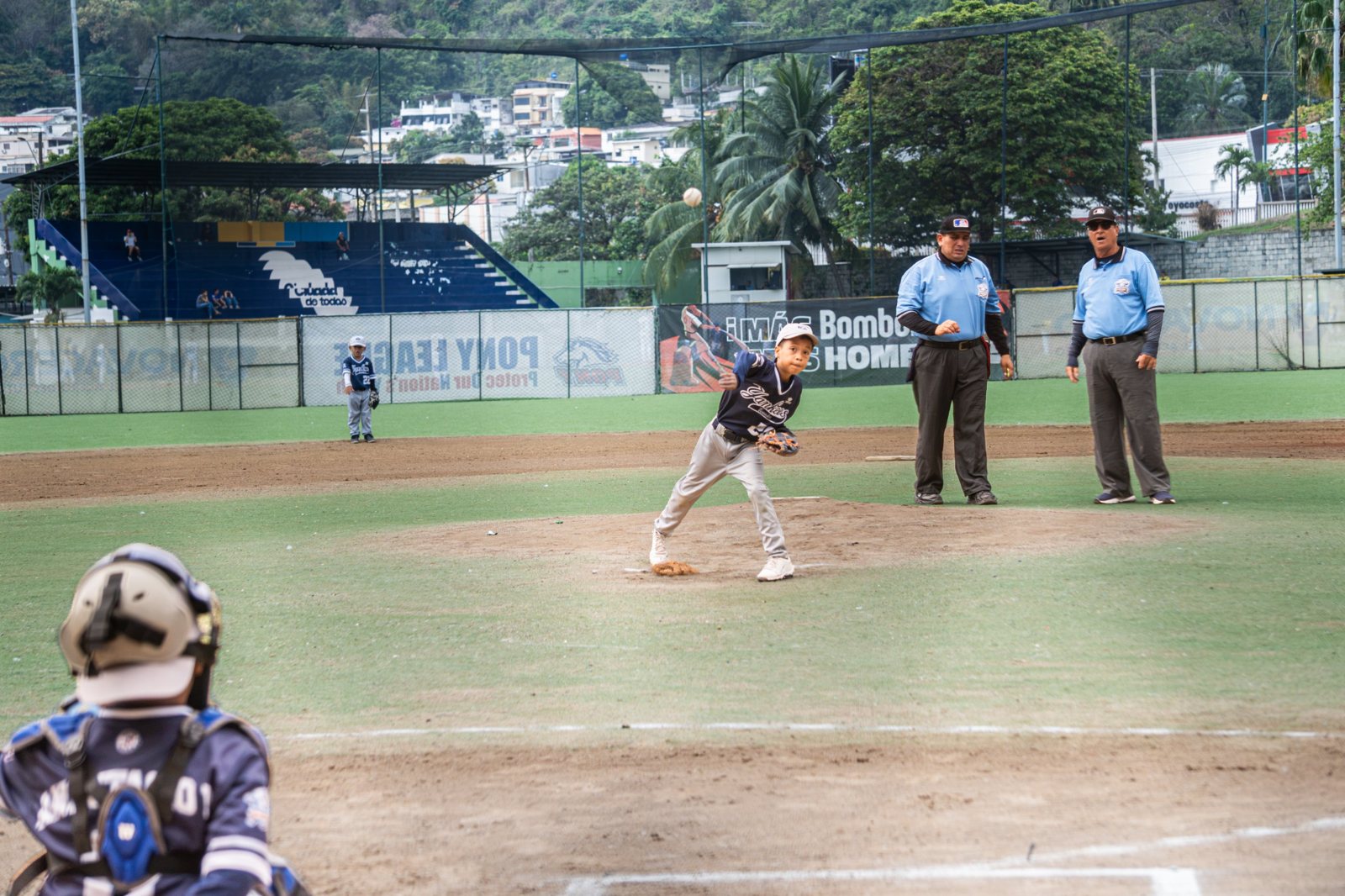 Un lanzador de los Yankees en plena entrega, con los cerros al fondo. Foto: Billie Saldarreaga / Pelotón B.