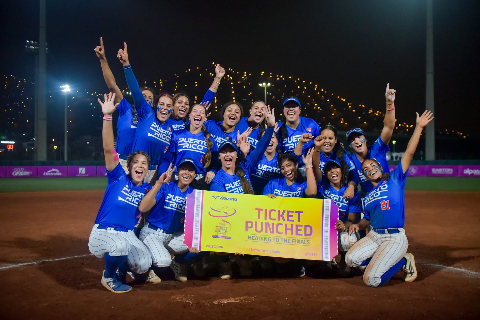 Puerto Rico festeja de noche en Lima tras vencer a Venezuela en la repesca. Foto: WBSC.