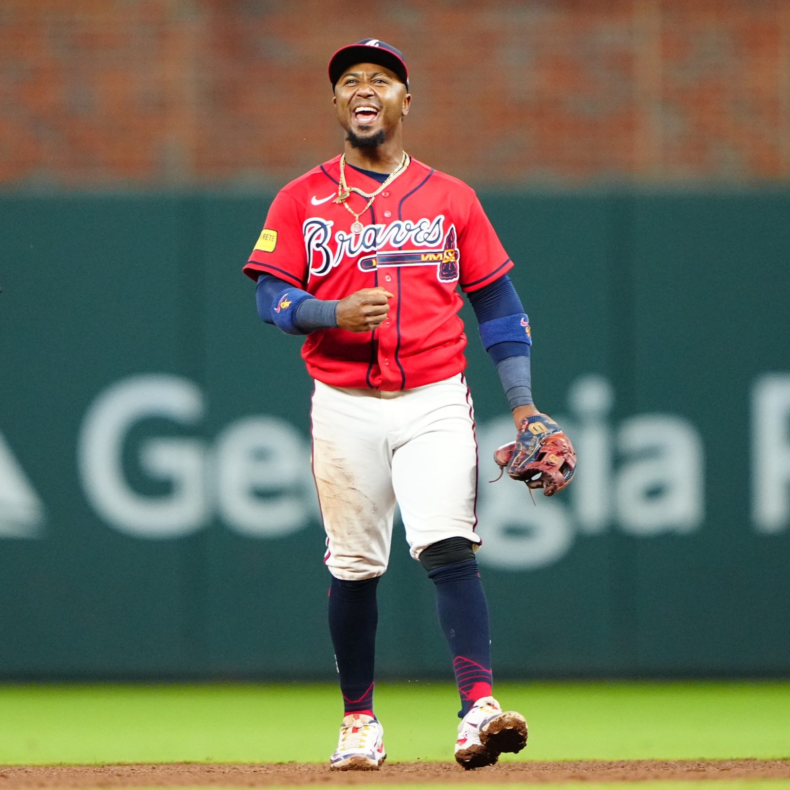 Ozzie Albies celebra en el Juego 3 ante los Phillies. Foto: Atlanta Braves.
