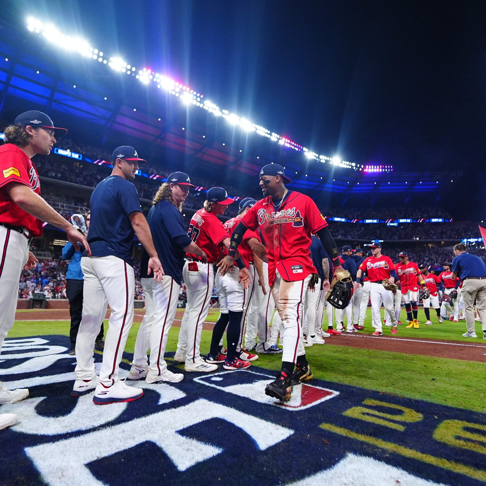 Ronald Acuña Jr. y los Braves celebran el pase a la Serie Divisional. Foto: Atlanta Braves.