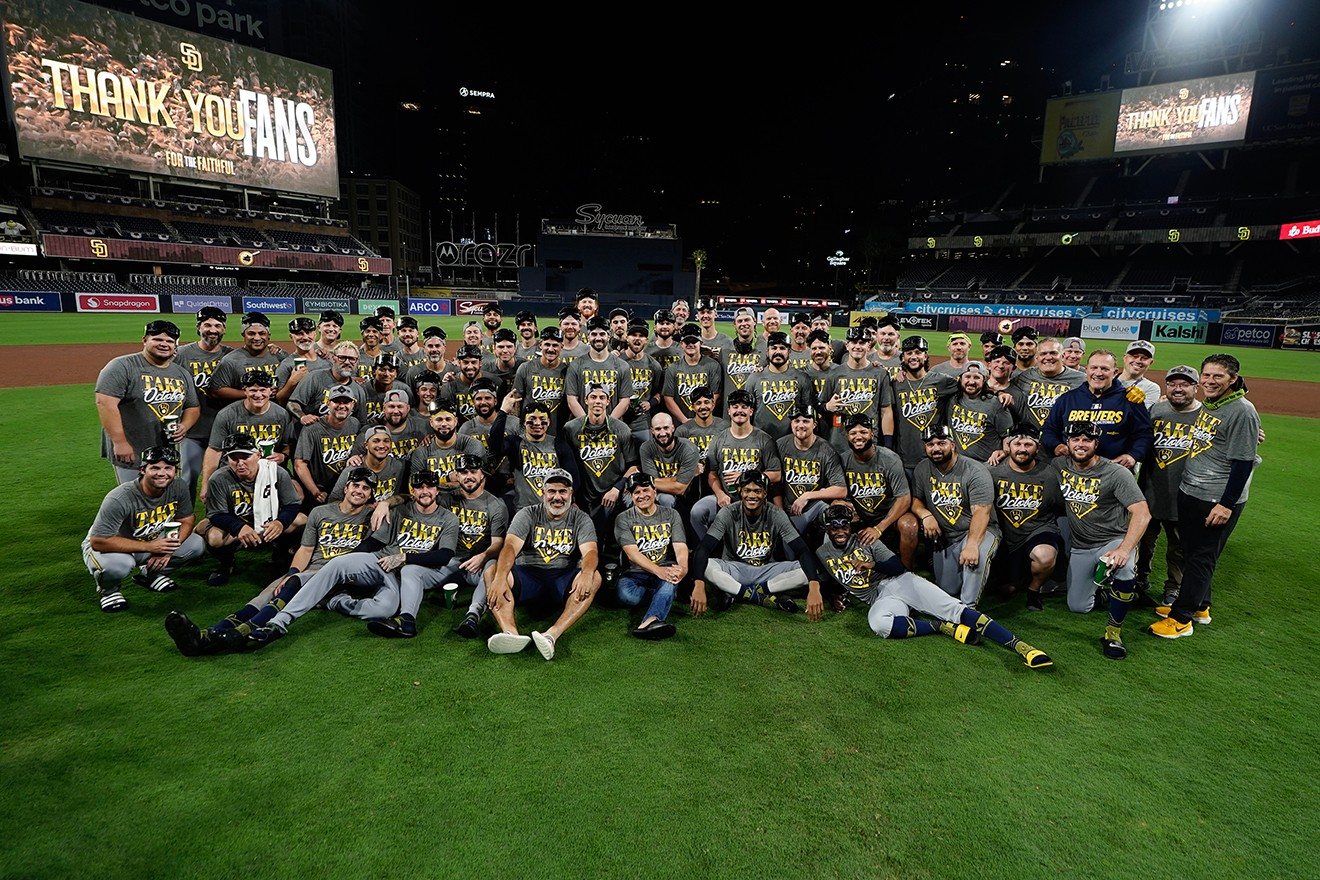 Los Brewers posan en el Petco Park tras eliminar a los Padres. Foto: Milwaukee Brewers.