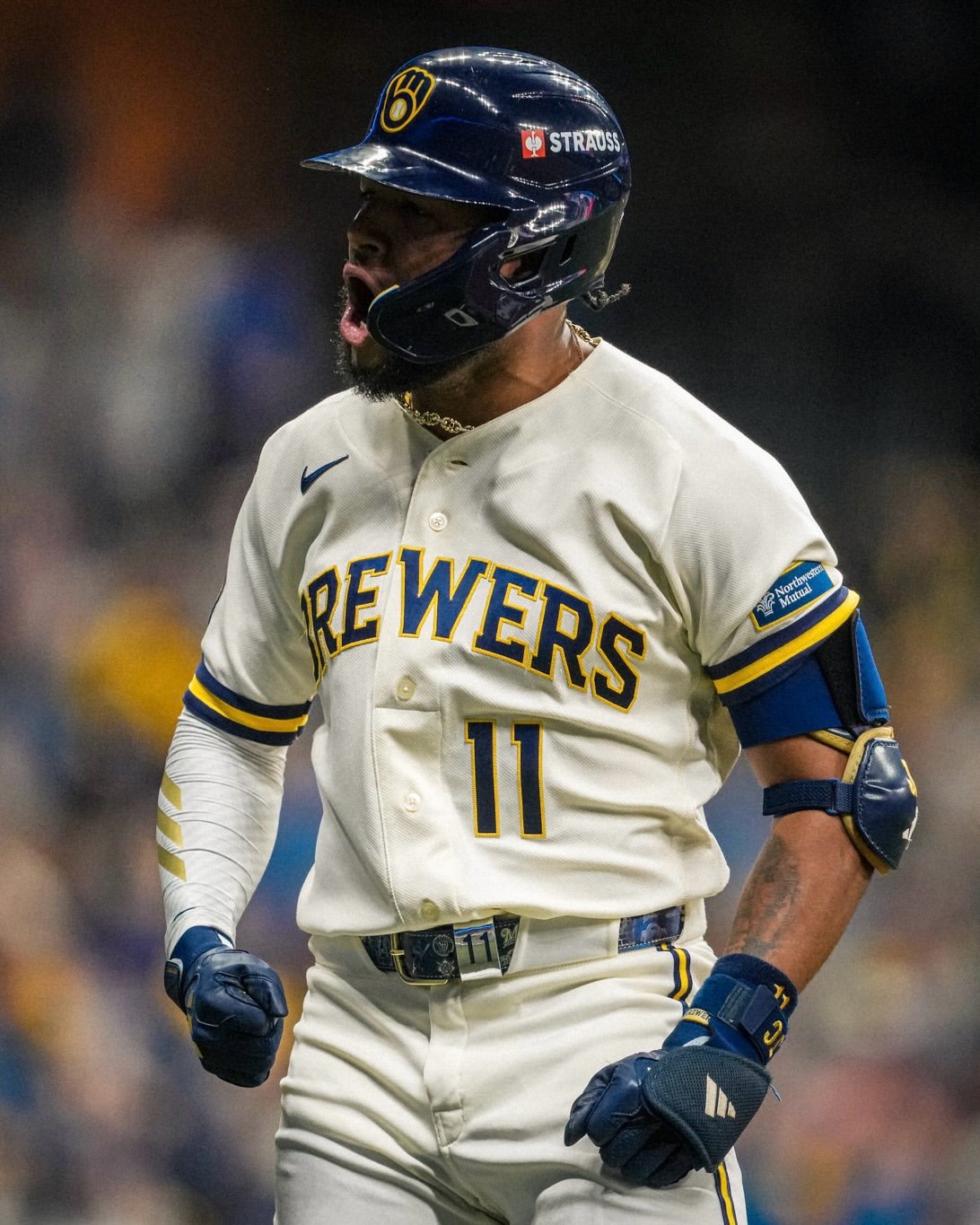 Jackson Chourio (#11) celebra su jonrón de dos carreras ante los Padres. Foto: Milwaukee Brewers.