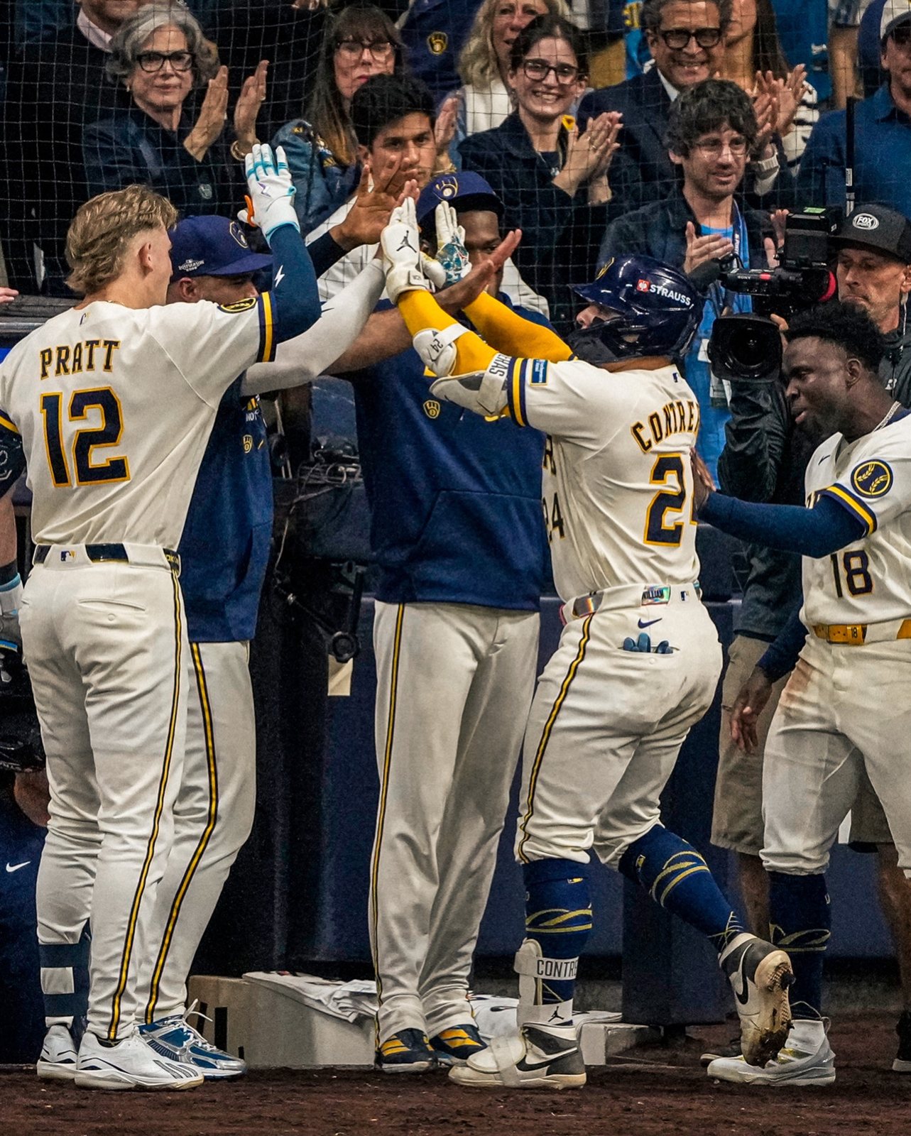 Contreras celebra con sus compañeros en el dugout de Milwaukee. Foto: Milwaukee Brewers.