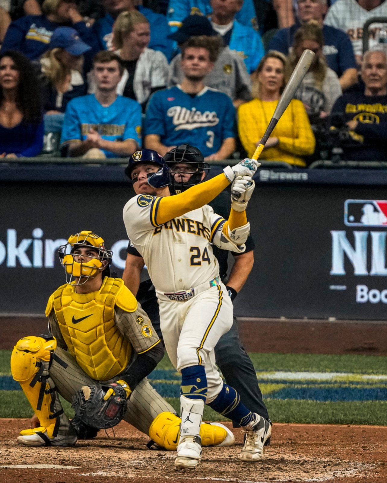 William Contreras (#24) sigue el vuelo de su jonrón en la séptima entrada. Foto: Milwaukee Brewers.