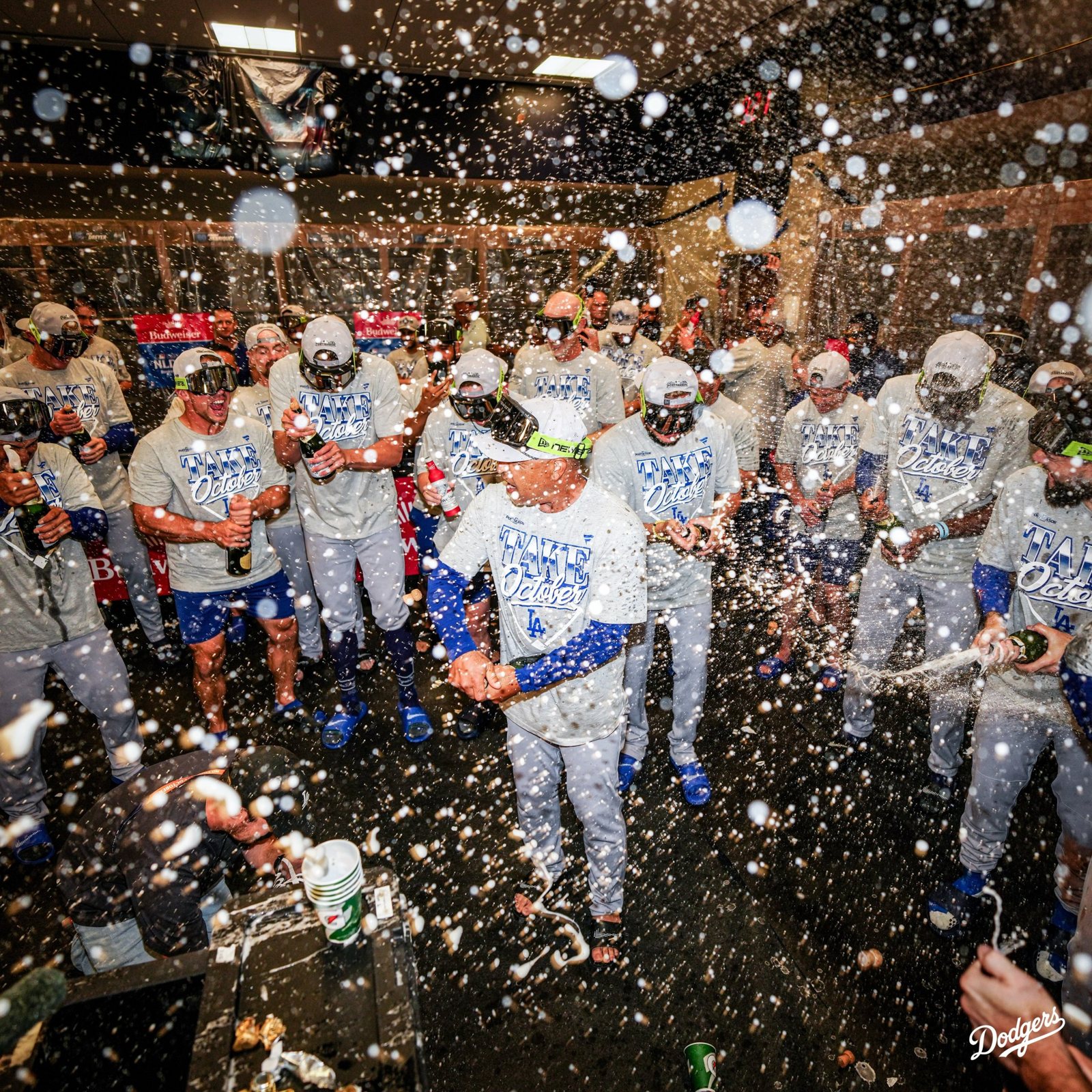 El clubhouse de los Dodgers, bajo una lluvia de champán en Atlanta. Foto: Los Angeles Dodgers.