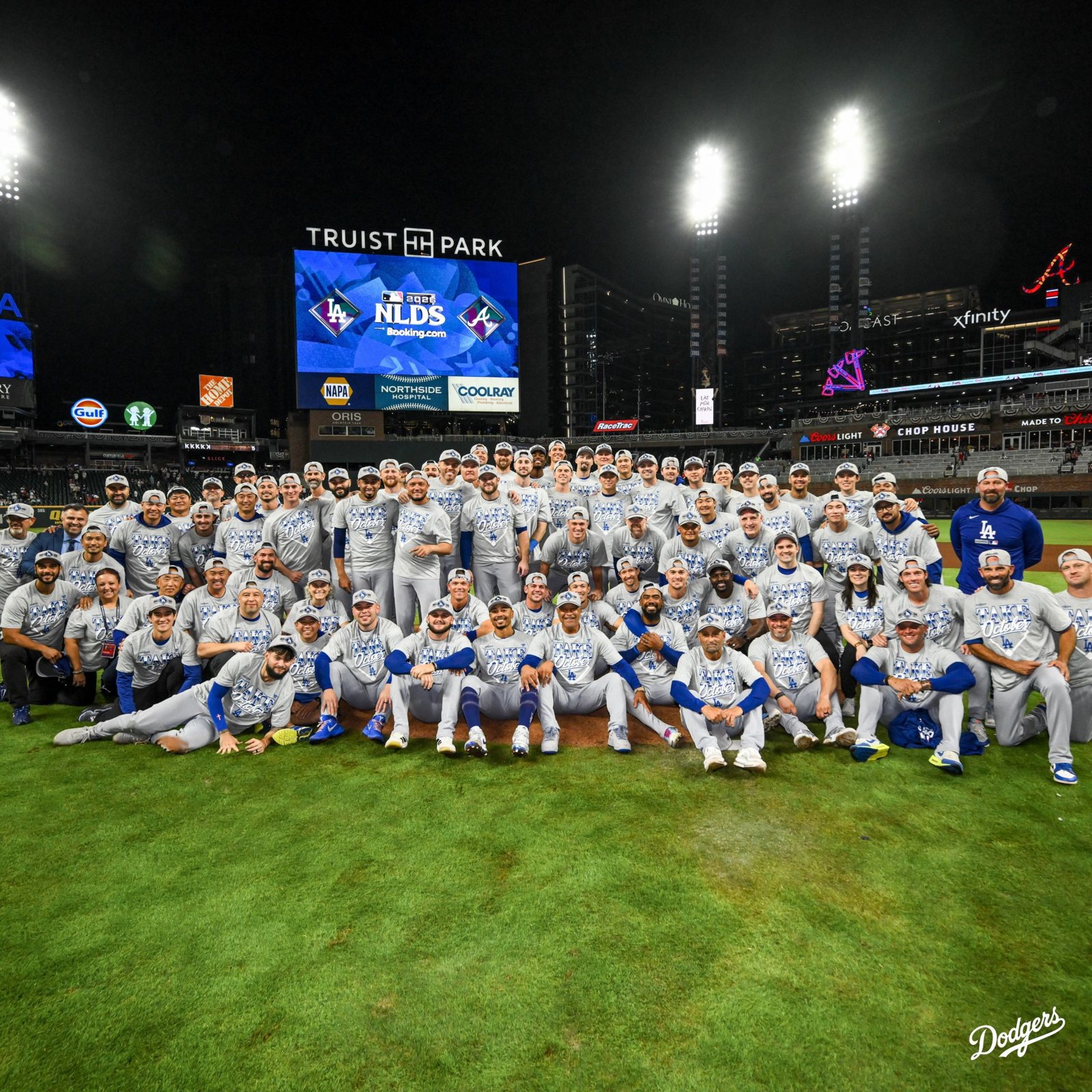Los Dodgers posan en el Truist Park tras eliminar a los Braves. Foto: Los Angeles Dodgers.