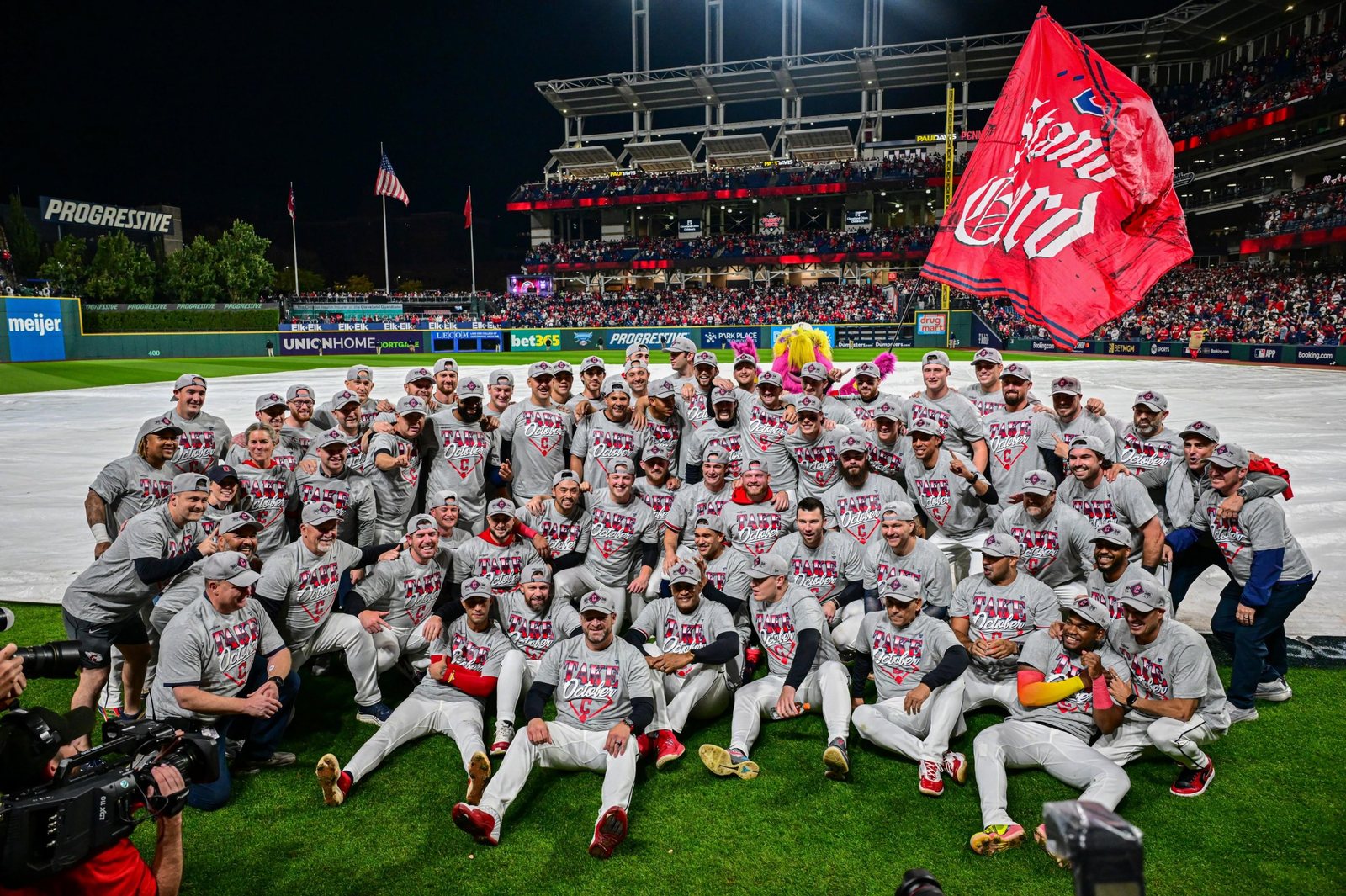 Los Guardians celebran en el Progressive Field tras eliminar a los White Sox en el Juego 5. Foto: Cleveland Guardians.