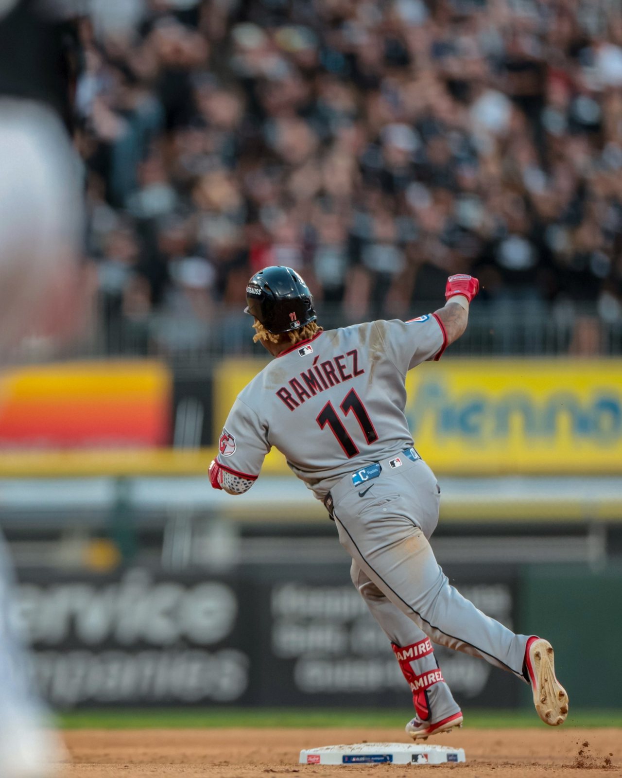 José Ramírez (#11) celebra en segunda base en el Juego 3 en Chicago. Foto: Cleveland Guardians.