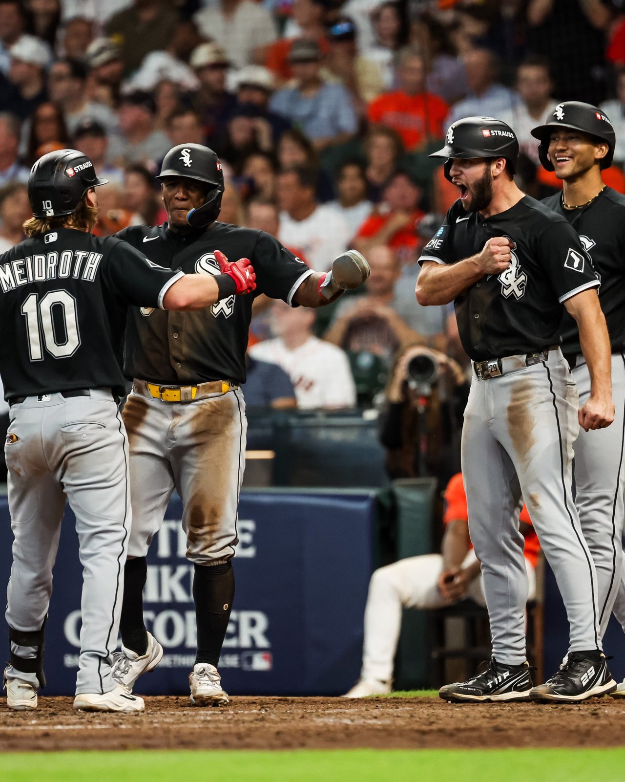 Chase Meidroth (#10) celebra su jonrón ante los Astros en la Serie de Comodines. Foto: Chicago White Sox.