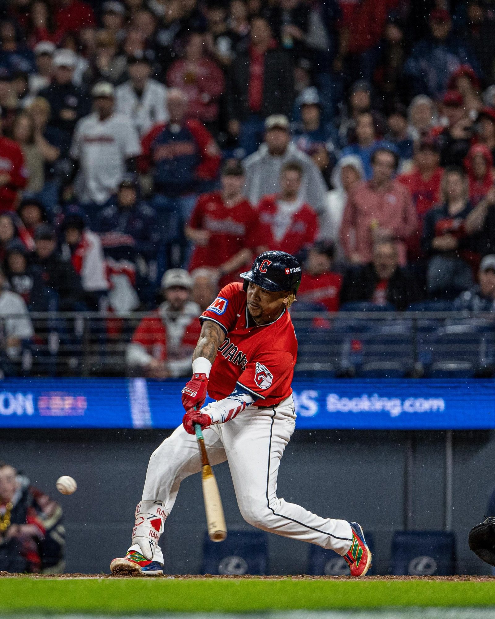 Ramírez al bate en el Progressive Field durante el Juego 5 de la Serie Divisional. Foto: Cleveland Guardians.