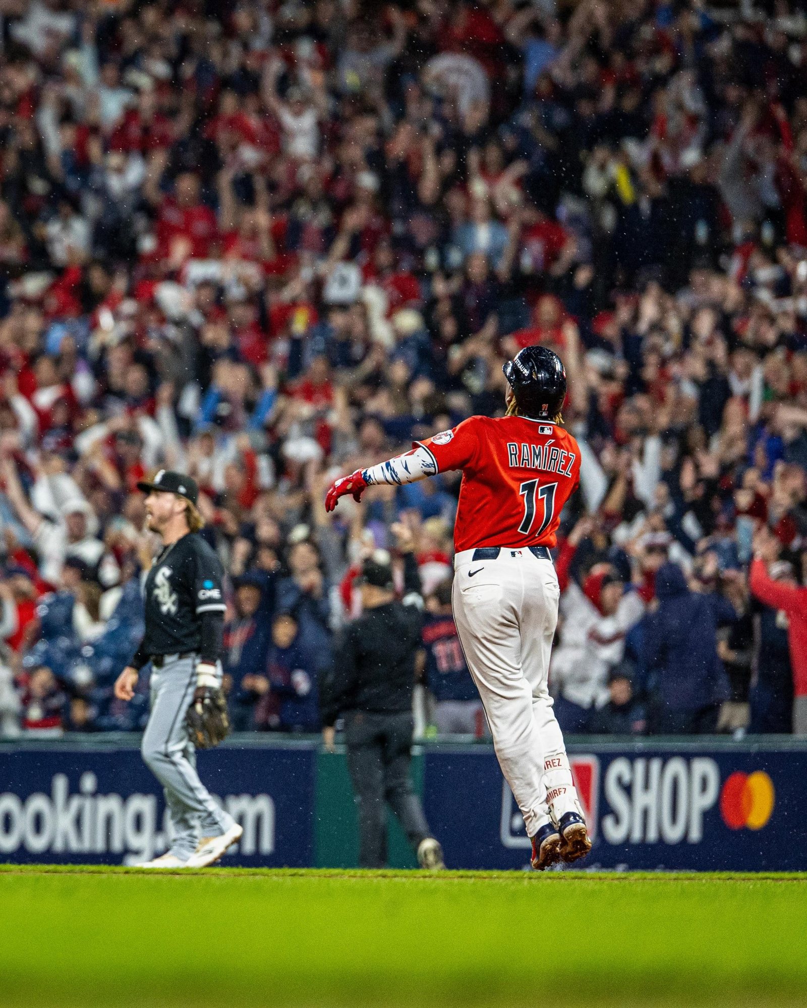 José Ramírez celebra camino a las bases tras su jonrón de dos carreras en la quinta entrada del Juego 5. Foto: Cleveland Guardians.