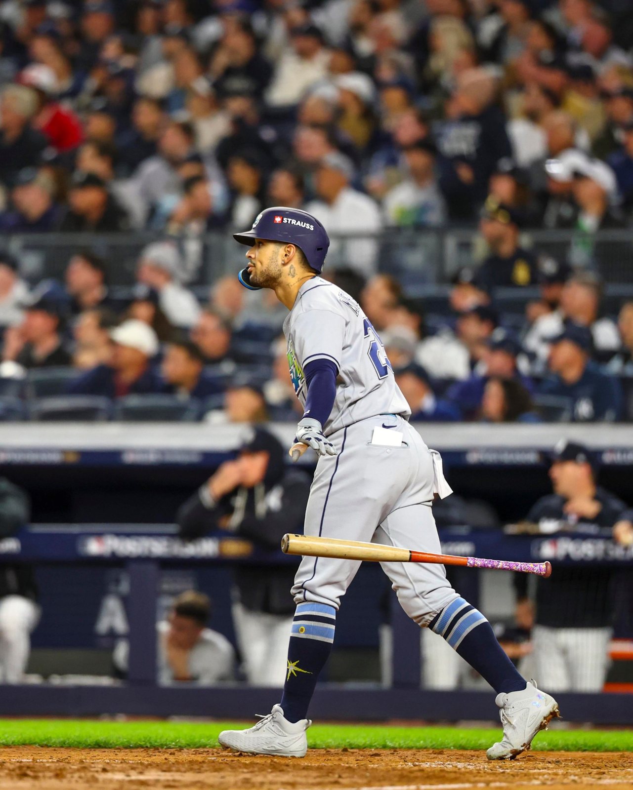 Víctor Mesa Jr. suelta el bate tras su jonrón de dos carreras en la sexta entrada. Foto: Tampa Bay Rays.