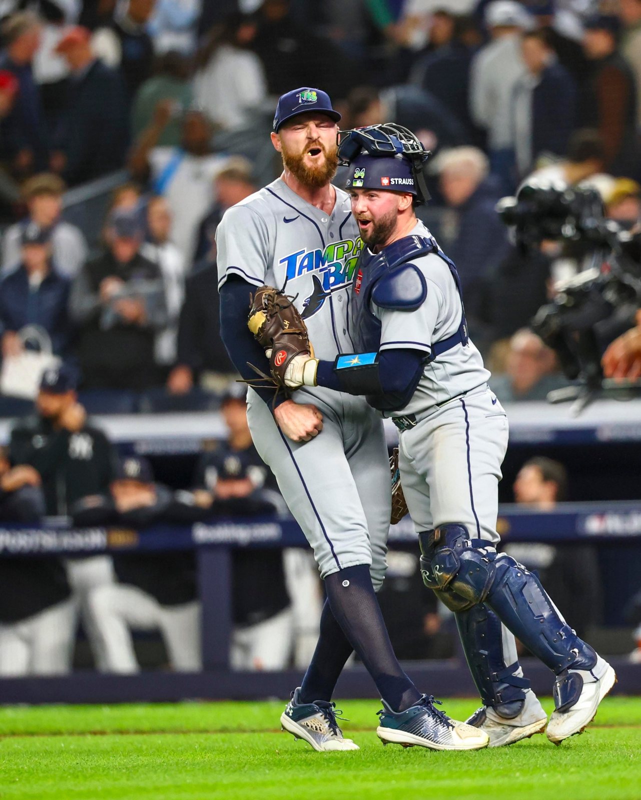 La batería de los Rays celebra el último out en el Yankee Stadium. Foto: Tampa Bay Rays.