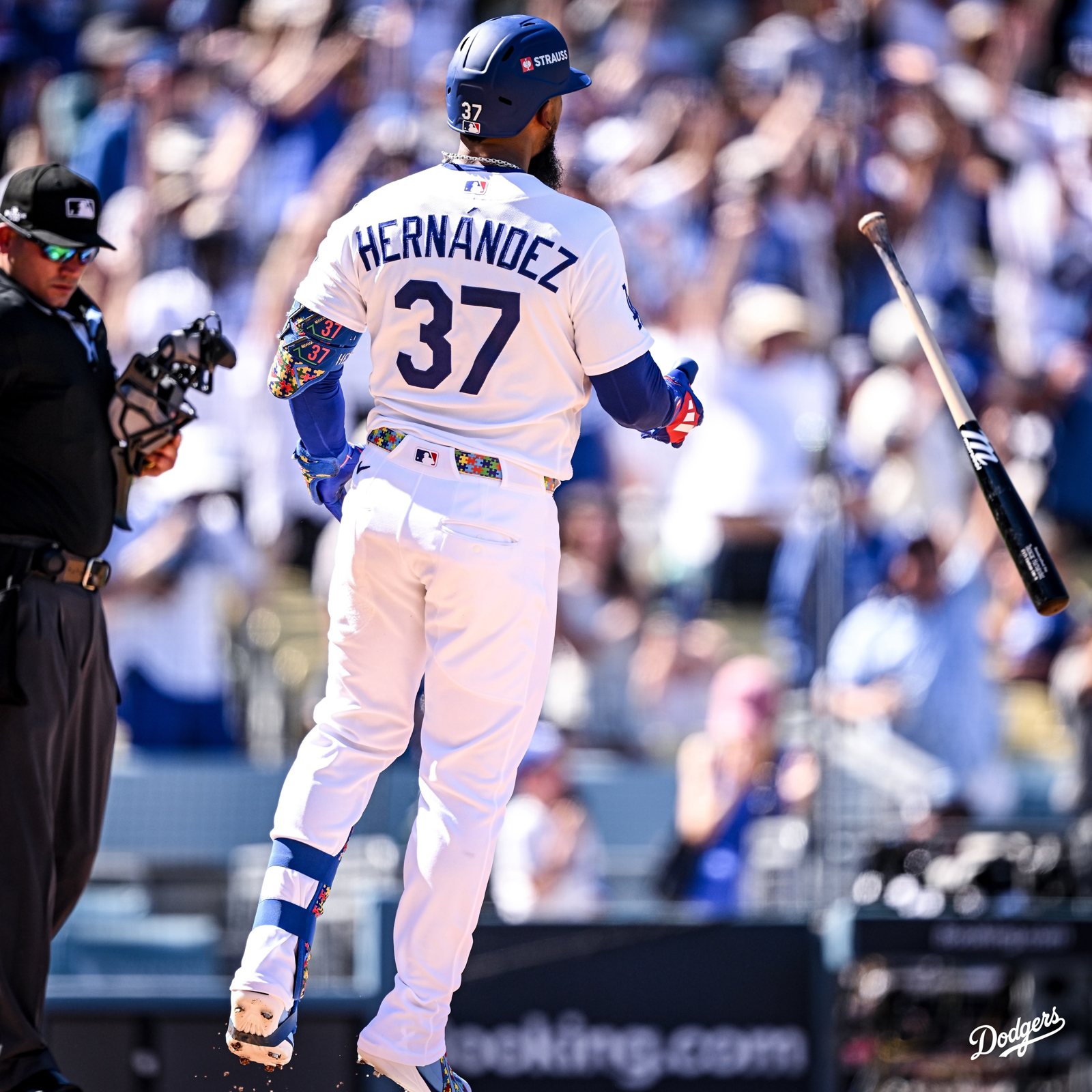 Teoscar Hernández (#37) lanza el bate tras su jonrón de dos carreras en la cuarta entrada. Foto: Los Angeles Dodgers.