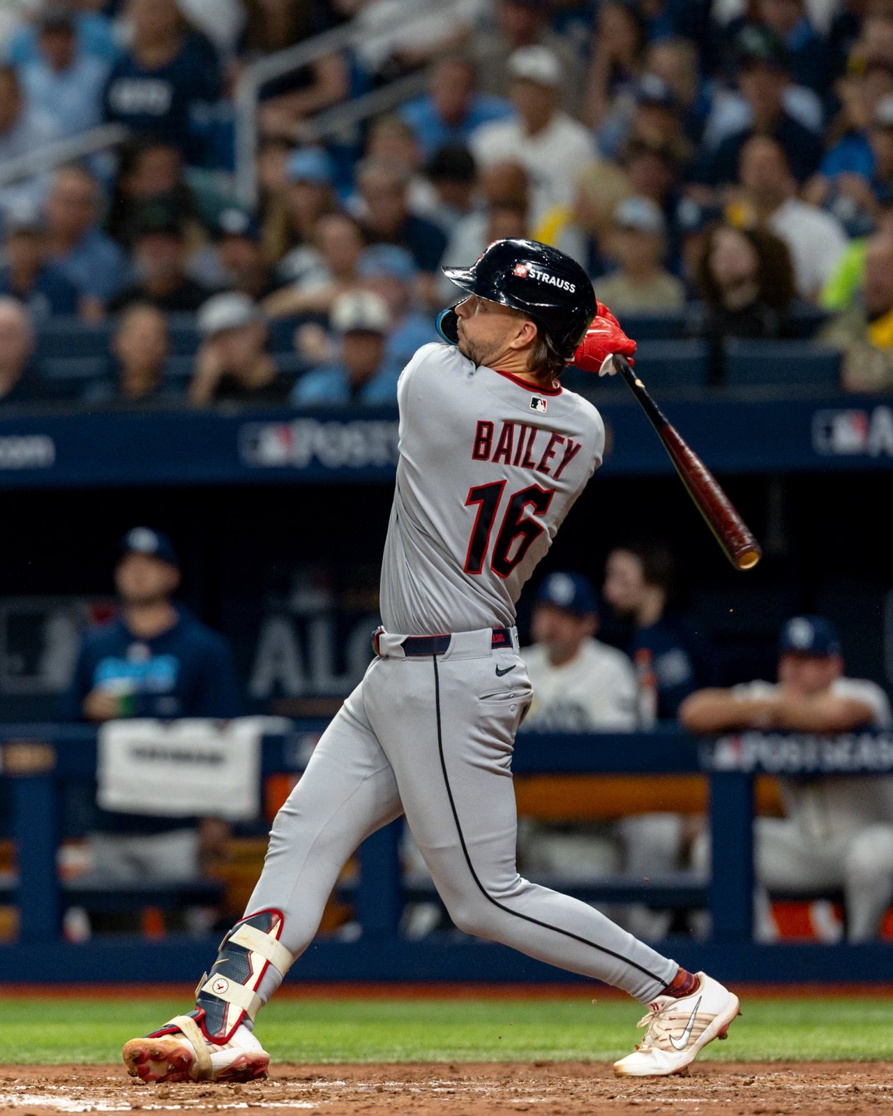 Patrick Bailey (#16) de los Guardians batea durante el Juego 1 de la ALCS en el Tropicana Field. Foto: Cleveland Guardians.