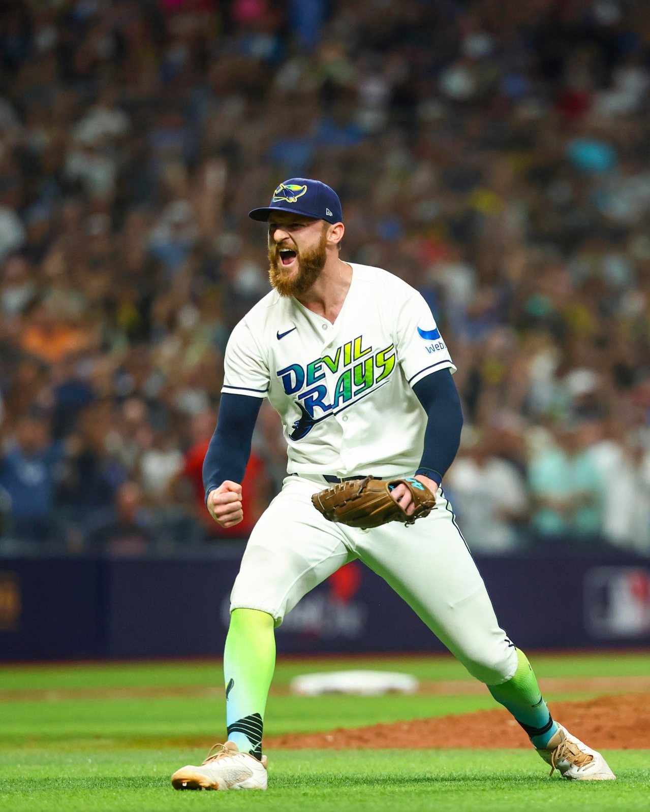 Bryan Baker (#47) celebra tras cerrar el noveno episodio en el Juego 2 de la ALCS. Con este salvamento, Baker se convirtió en el líder histórico de los Rays en salvamentos de postemporada. Foto: Tampa Bay Rays.