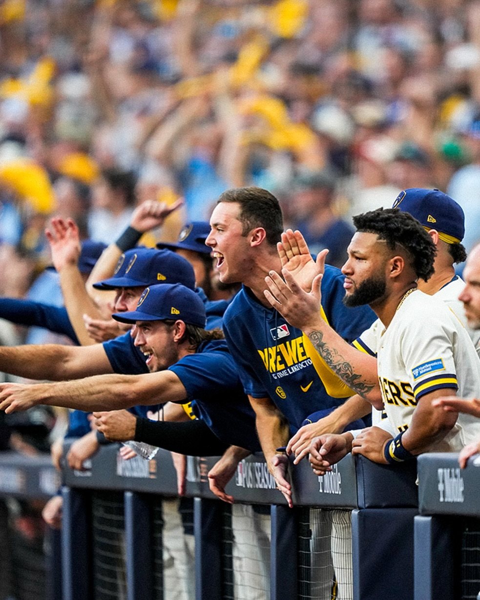 Los Brewers celebran en el dugout tras una carrera en la NLCS. Foto: Milwaukee Brewers.