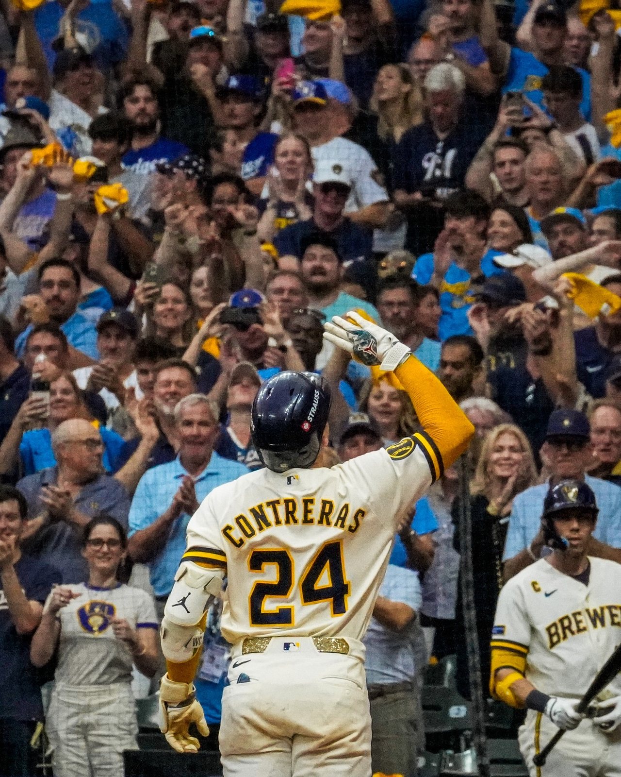 William Contreras (#24) celebra después de un turno productivo en la NLCS. Foto: Milwaukee Brewers.