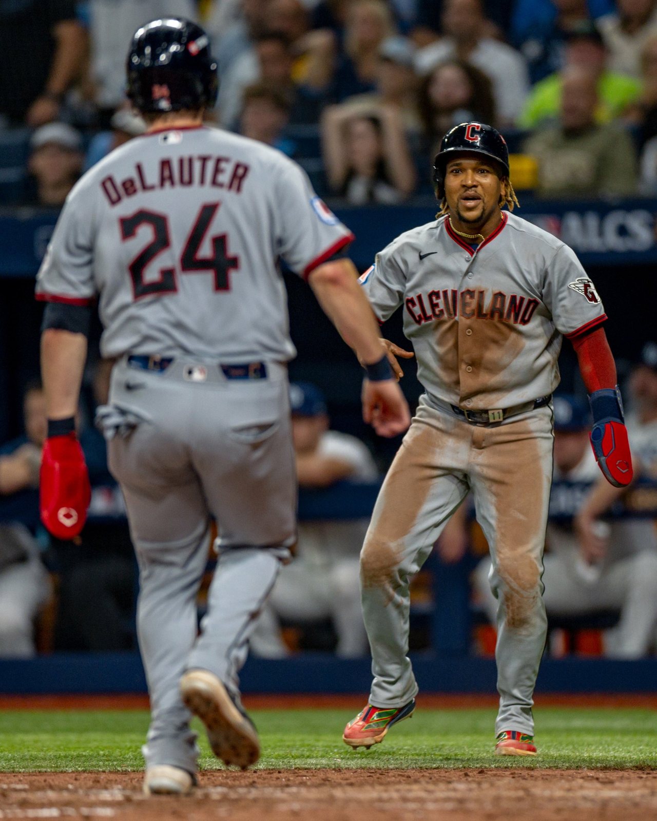 Chase DeLauter (#24) y José Ramírez (#11) de los Guardians durante la ALCS. Foto: Cleveland Guardians.