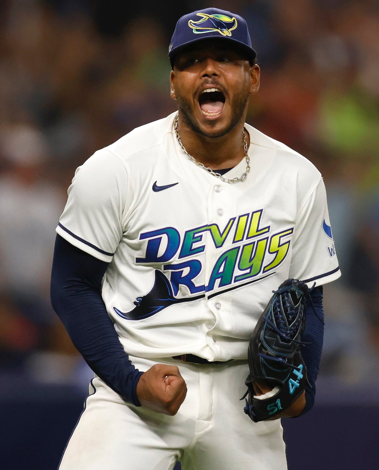 Freddy Peralta (#51) celebra con el puño cerrado tras un ponche clave en el Tropicana Field. Foto: Tampa Bay Rays.