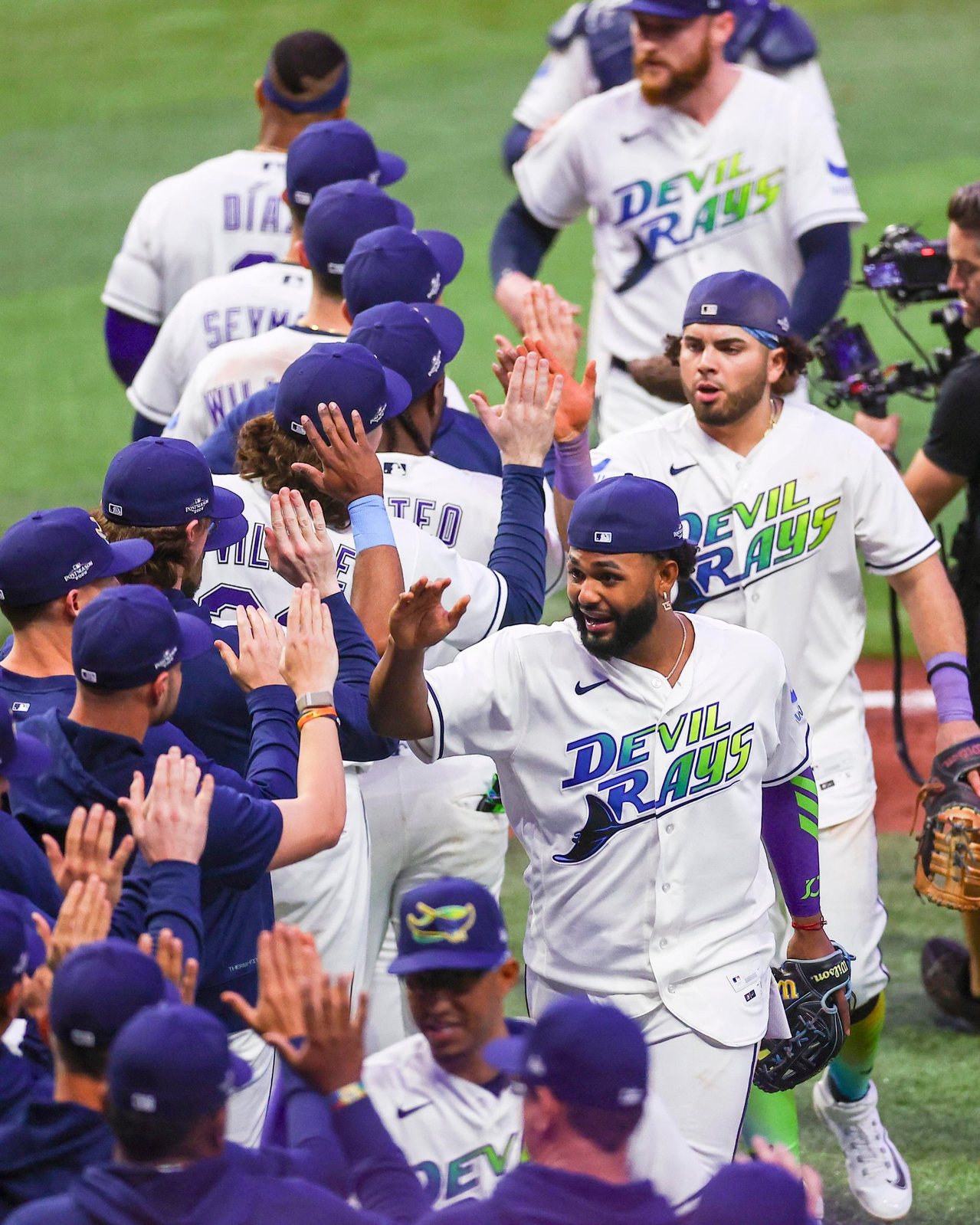 Los Rays celebran como equipo tras empatar la ALCS 1-1 en el Tropicana Field. Foto: Tampa Bay Rays.
