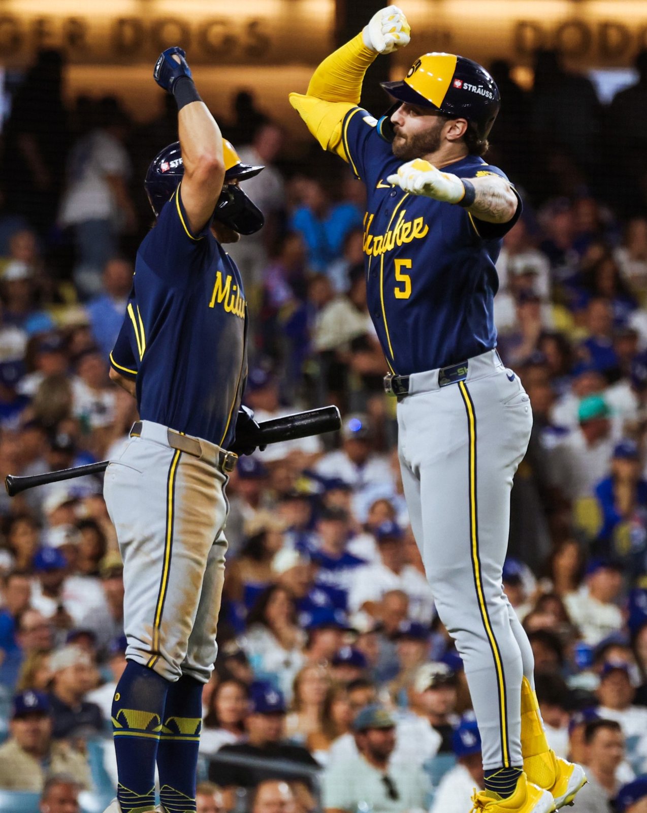 Mitchell (#5) celebra con un compañero en el home plate del Dodger Stadium. Foto: Milwaukee Brewers.
