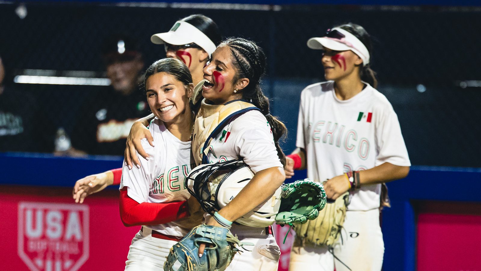 Jugadoras de México celebran en Devon Park tras asegurar su boleto a Redcliffe 2027. Foto: WBSC.