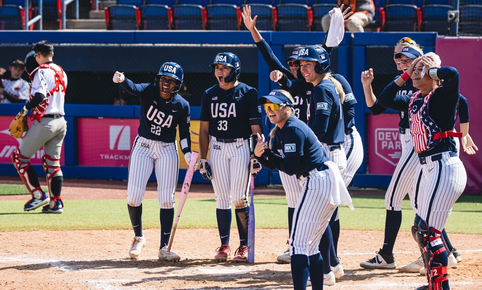 Las jugadoras de Estados Unidos celebran una carrera ante China en Devon Park. Foto: WBSC.