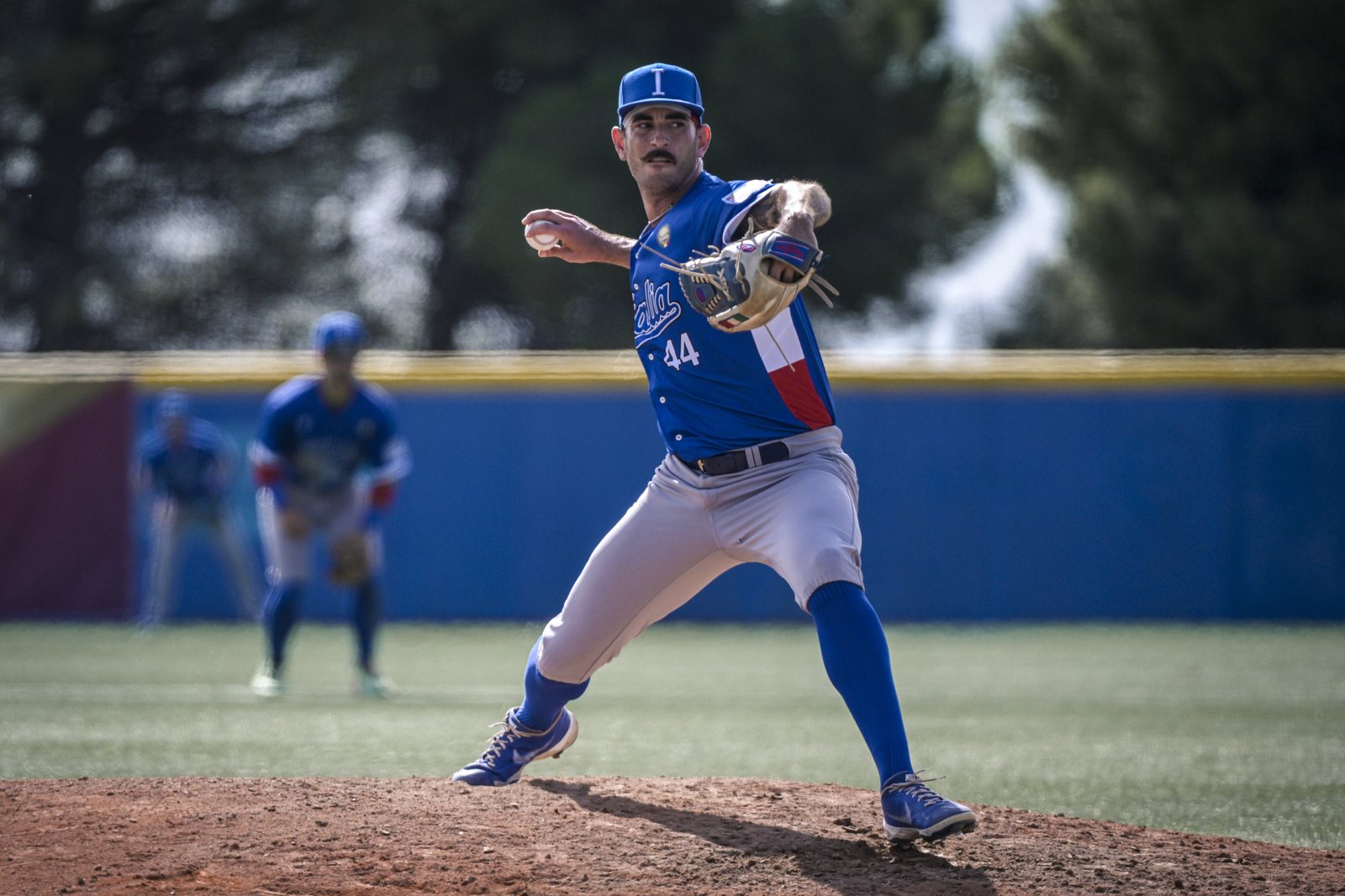 Un lanzador italiano en acción durante el partido contra Alemania. Foto: WBSC.
