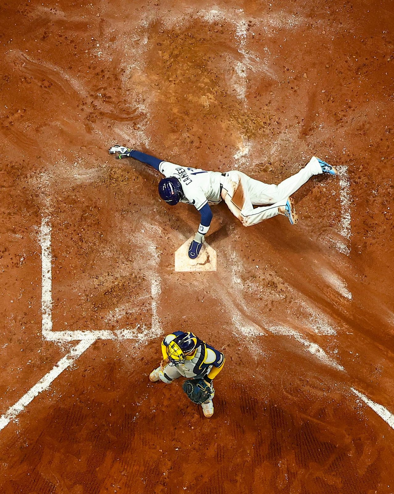Vista aérea de la jugada en el home plate durante el Juego 4 de la Serie Mundial. Foto: Tampa Bay Rays.