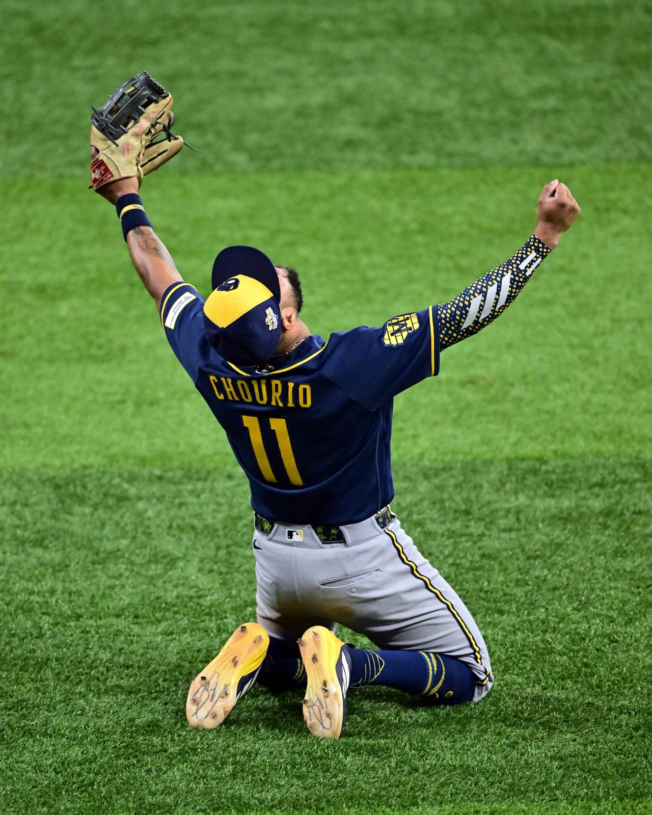 Jackson Chourio (11) celebra de rodillas en el jardín tras el último out. Foto: MLB.com.