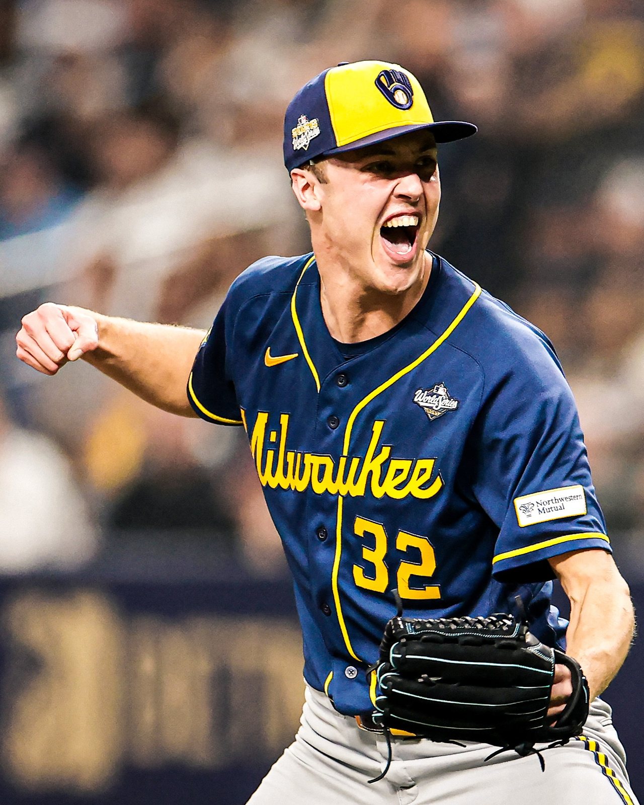Jacob Misiorowski (32) celebra en el montículo durante el Juego 5. Foto: Milwaukee Brewers.