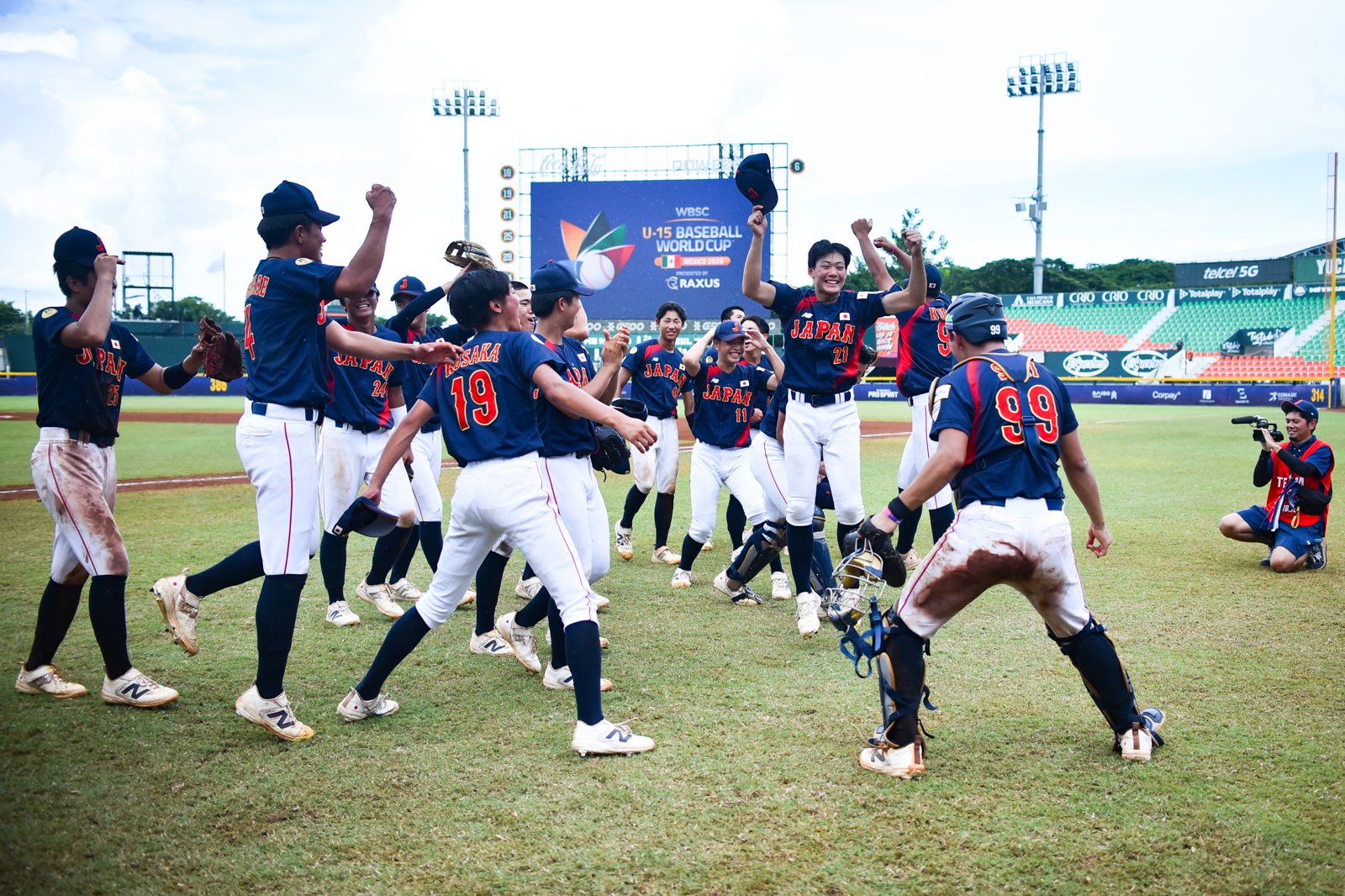 Japón celebra la medalla de bronce en Mérida. Foto: WBSC.