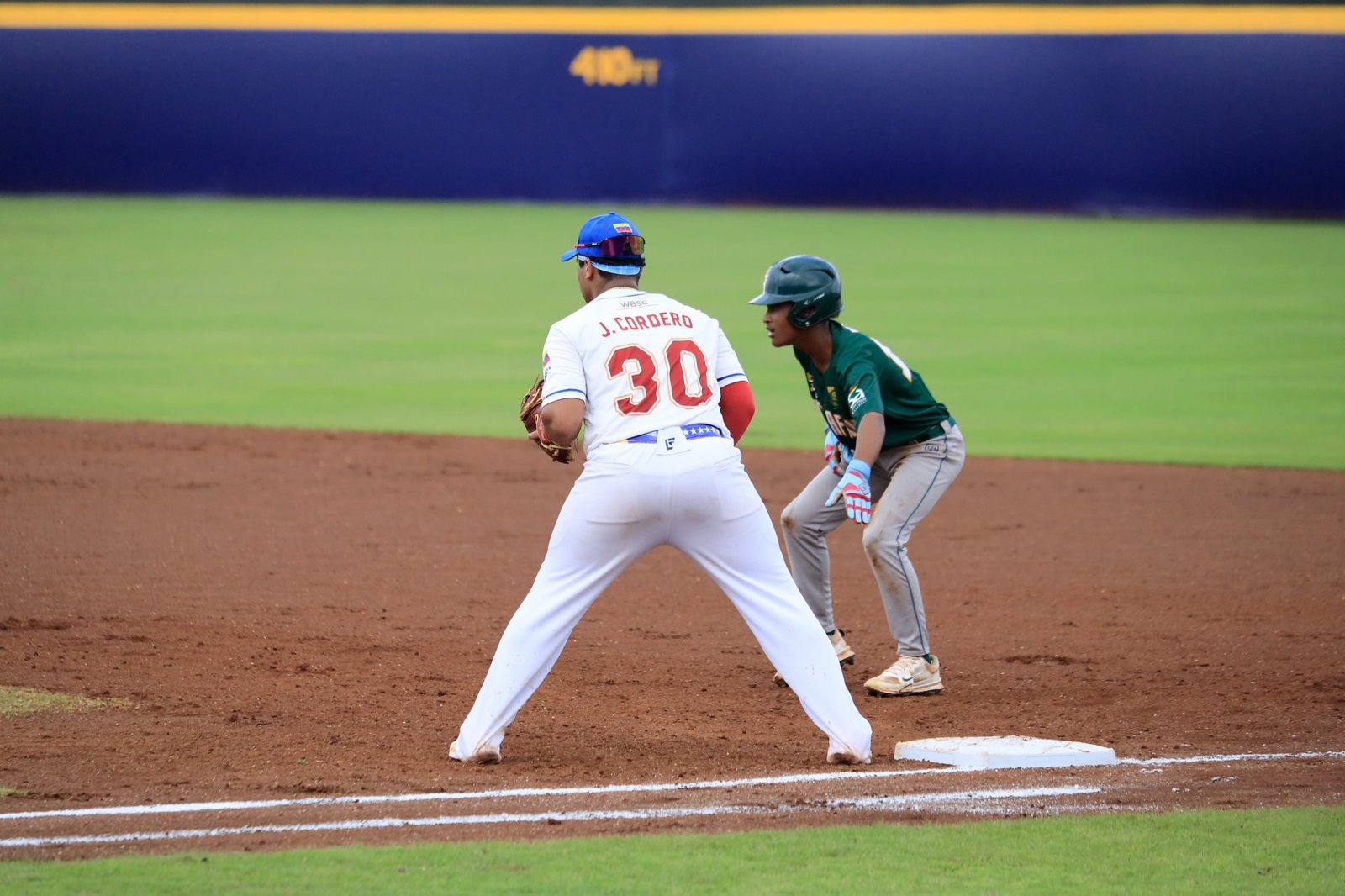 Jhunior Cordero (#30) cuida la primera base ante Sudáfrica en Cancún. Foto: WBSC.