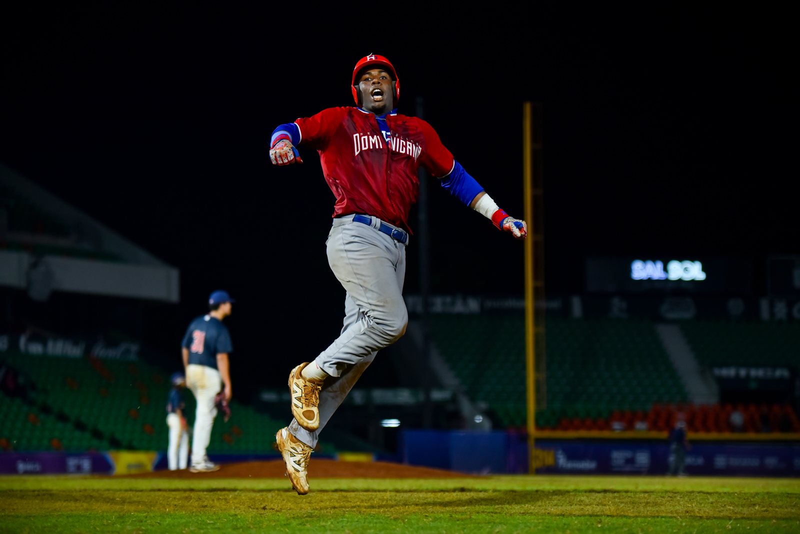 Un jugador de República Dominicana celebra en la final ante Estados Unidos. Foto: WBSC.