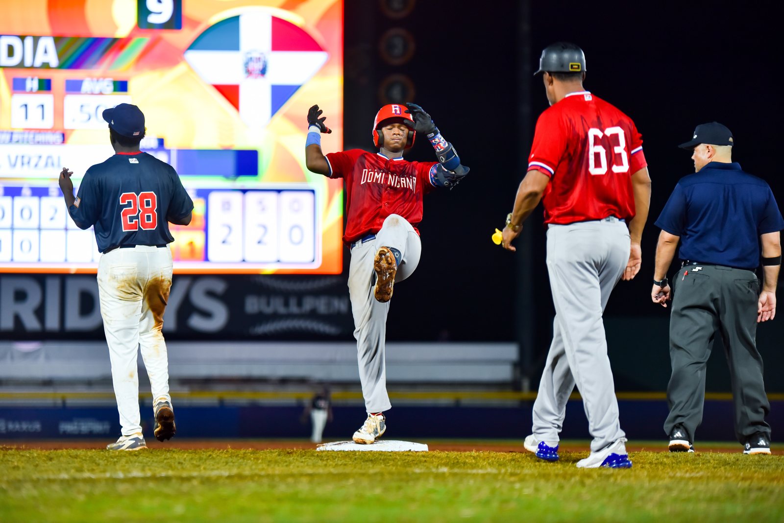 Un jugador dominicano celebra en segunda base durante la final. Foto: WBSC.