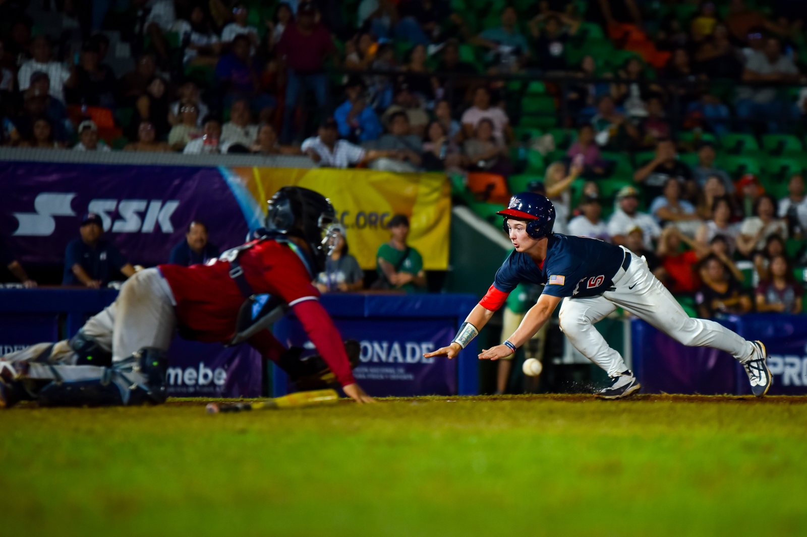 Un corredor de Estados Unidos se lanza al plato en la final. Foto: WBSC.