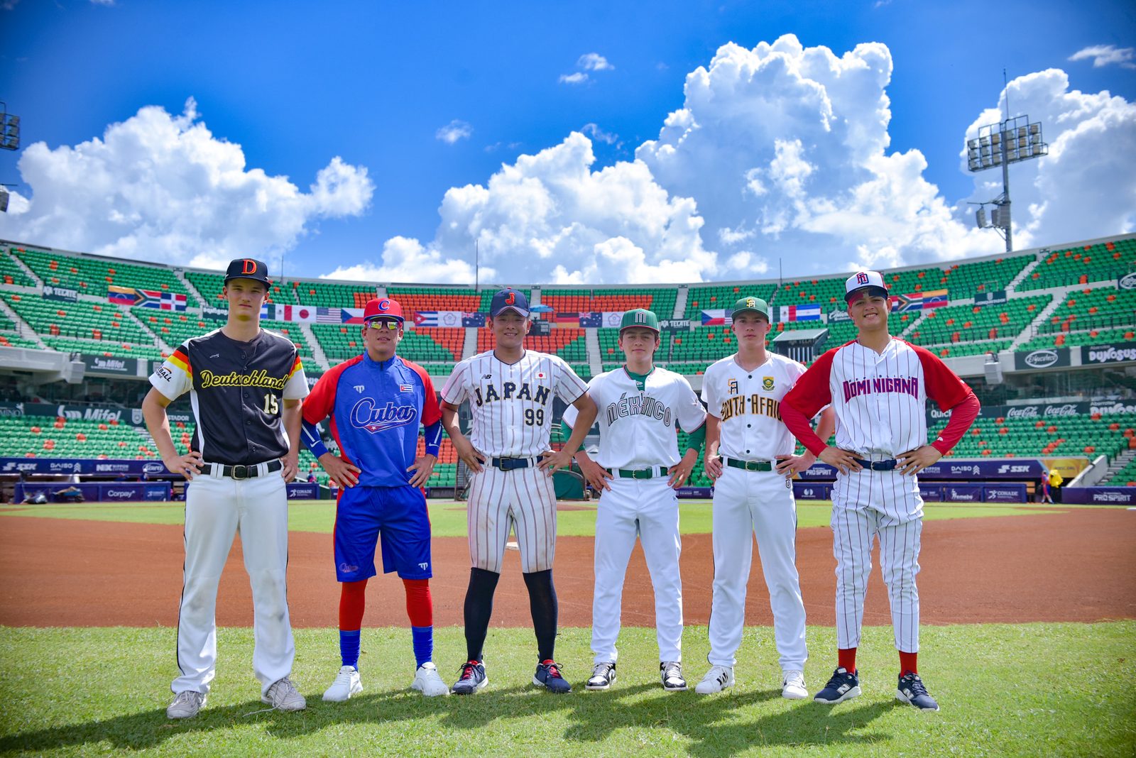 Jugadores de Alemania, Cuba, Japón, México, Sudáfrica y República Dominicana, las selecciones del Grupo A, en el Parque Kukulcán de Mérida. Foto: WBSC.