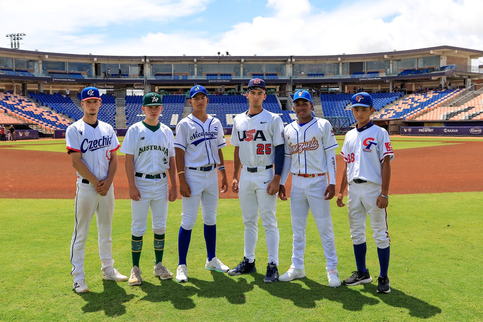Jugadores de Chequia, Australia, Nicaragua, Estados Unidos, Venezuela y China Taipéi, las selecciones del Grupo B, en el estadio Beto Ávila de Cancún. Foto: WBSC.