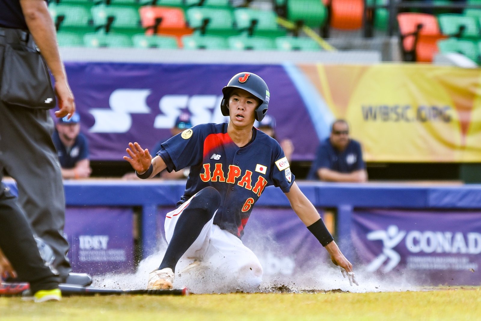 Un corredor de Japón (#6) se barre en el plato ante Estados Unidos. Foto: WBSC.