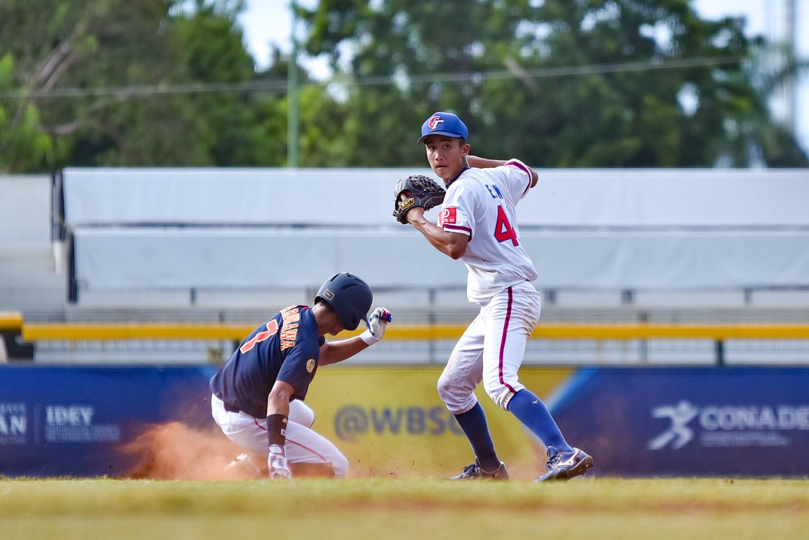 Sora Narukawa (#7) se barre en segunda ante China Taipéi. Foto: WBSC.
