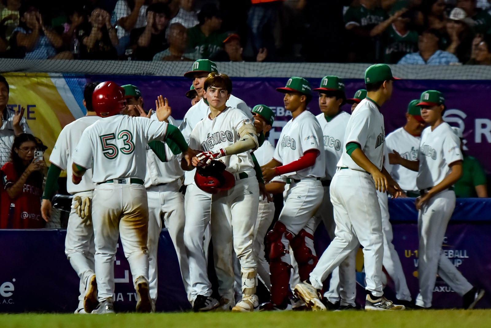 Los jugadores de México celebran una carrera ante Nicaragua. Foto: WBSC.