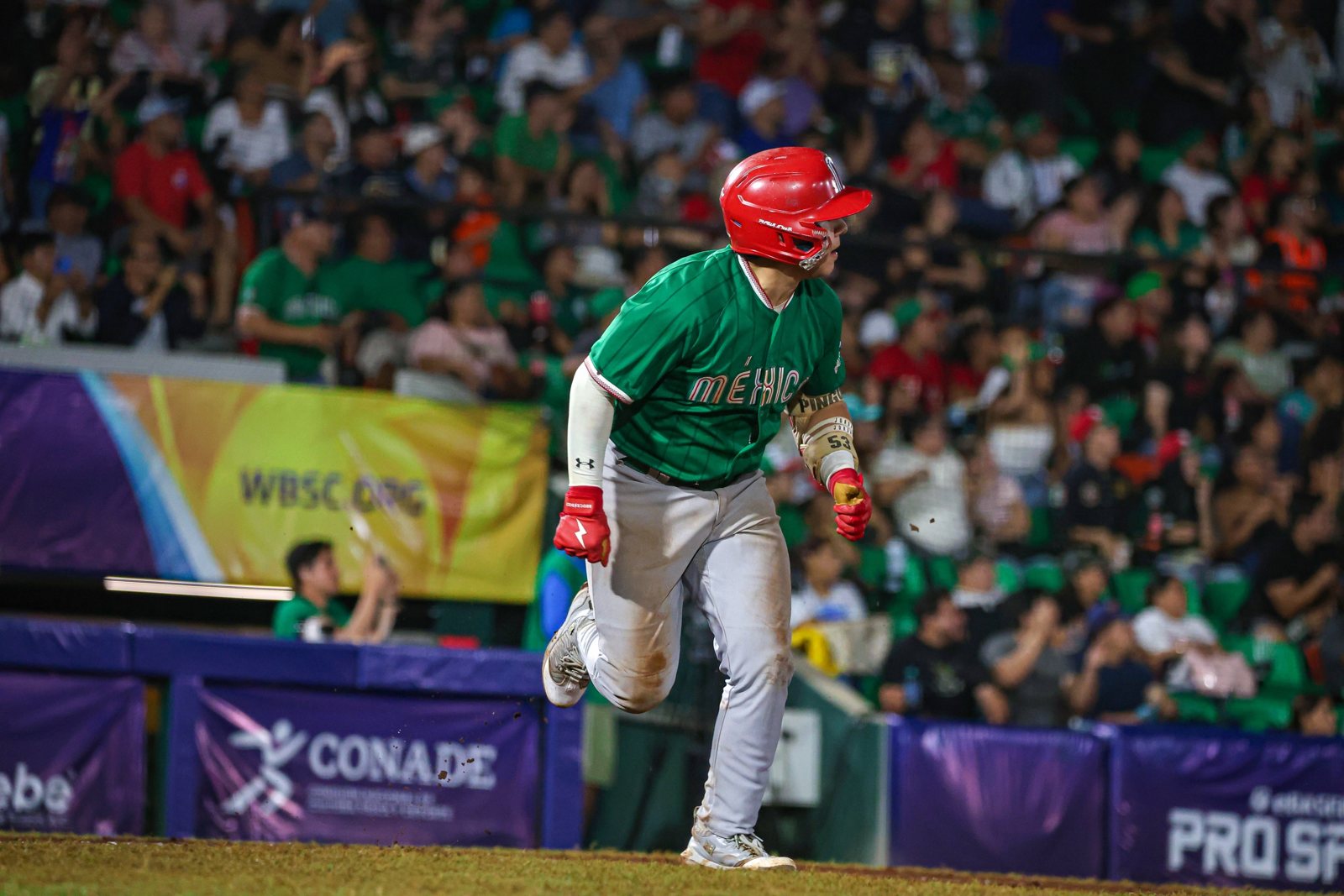 Esteban Gallardo corre tras conectar ante Estados Unidos, con la afición de Mérida de pie. Foto: Béisbol México (@mexicobeis).