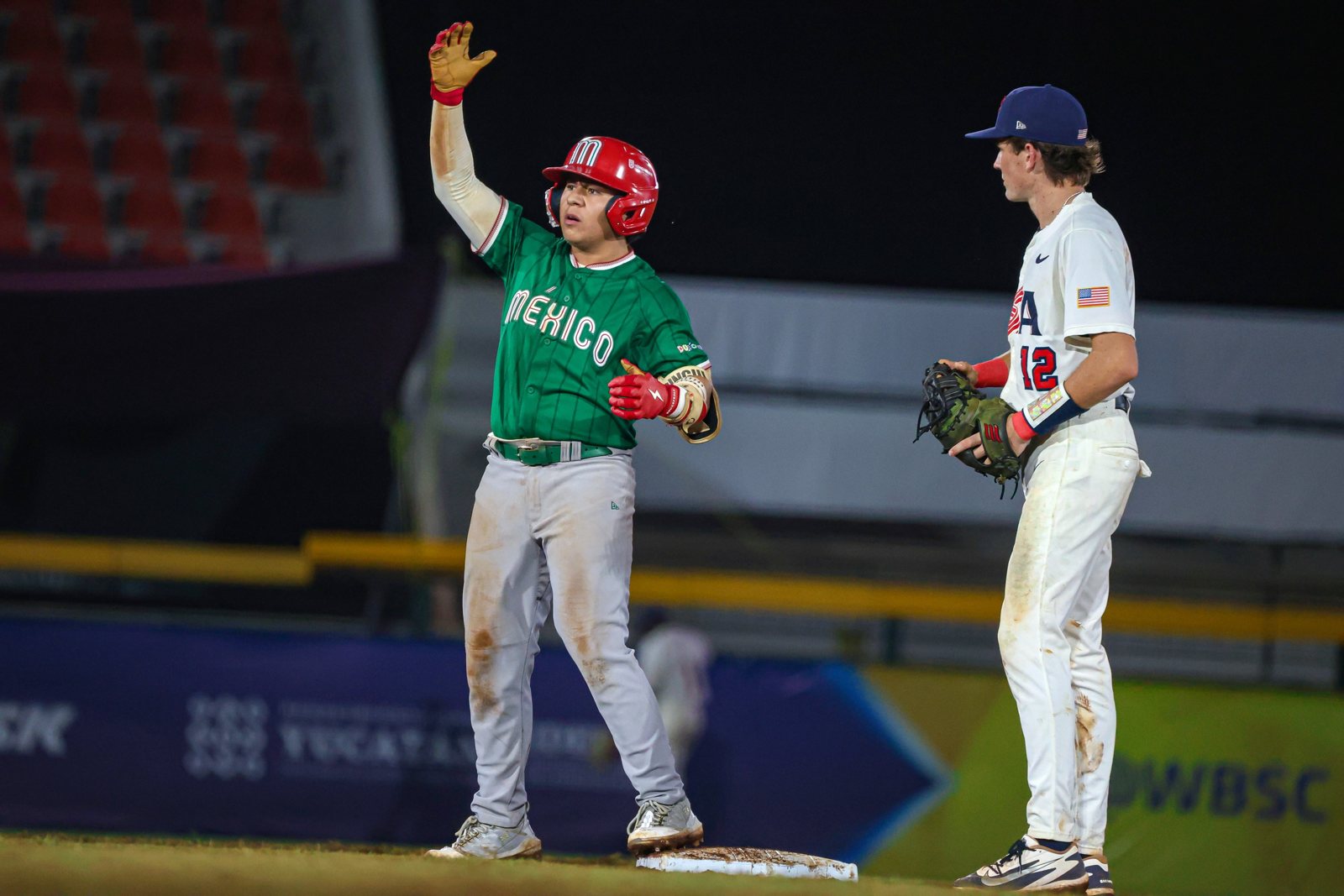 Esteban Gallardo levanta la mano en segunda base ante Estados Unidos. Foto: Béisbol México (@mexicobeis).