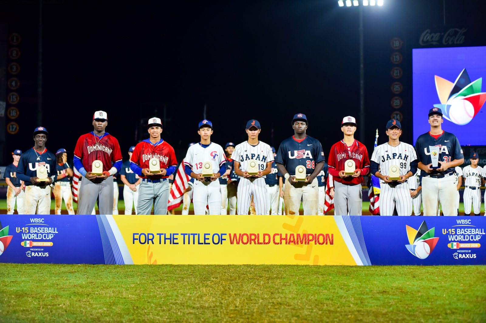 Los premiados del Mundial Sub-15 2026 en la ceremonia de clausura. Foto: WBSC.