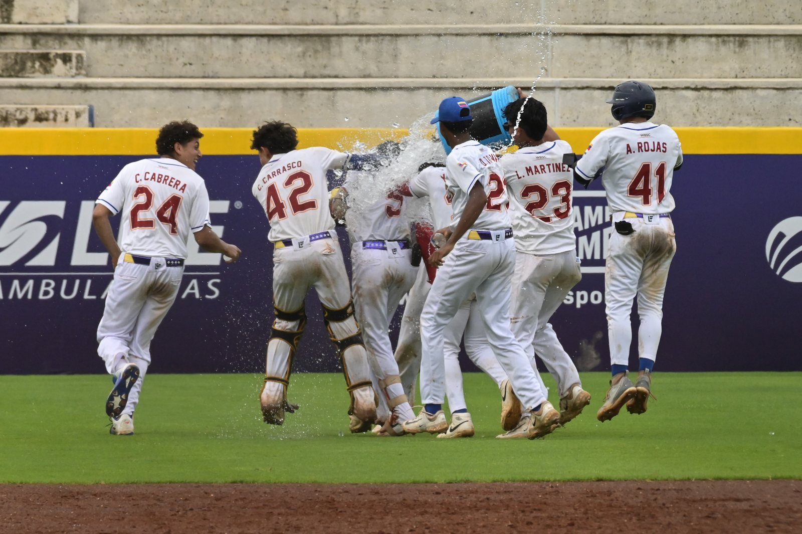 Venezuela celebra el triunfo 5–4 sobre Cuba en ocho entradas, en Cancún. Foto: WBSC.