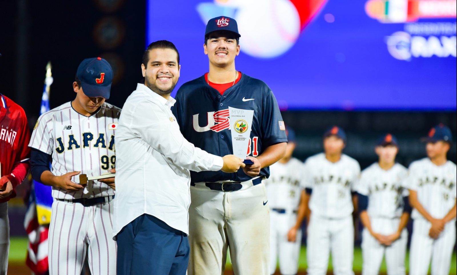 Noah Vrzal (#31) recibe el premio al Jugador Más Valioso. Foto: WBSC.